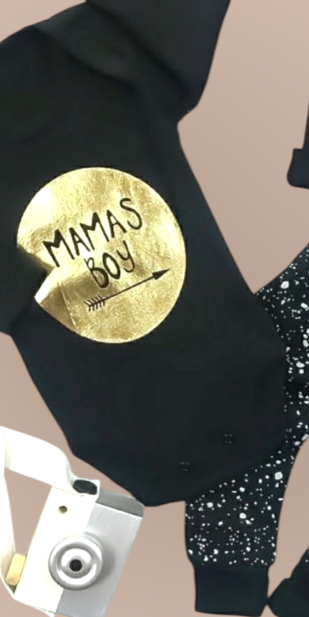 ”Mamas Boy” .(3 delar ) Byxor , body ,mössa. - Lukke | Lukke barnkläder